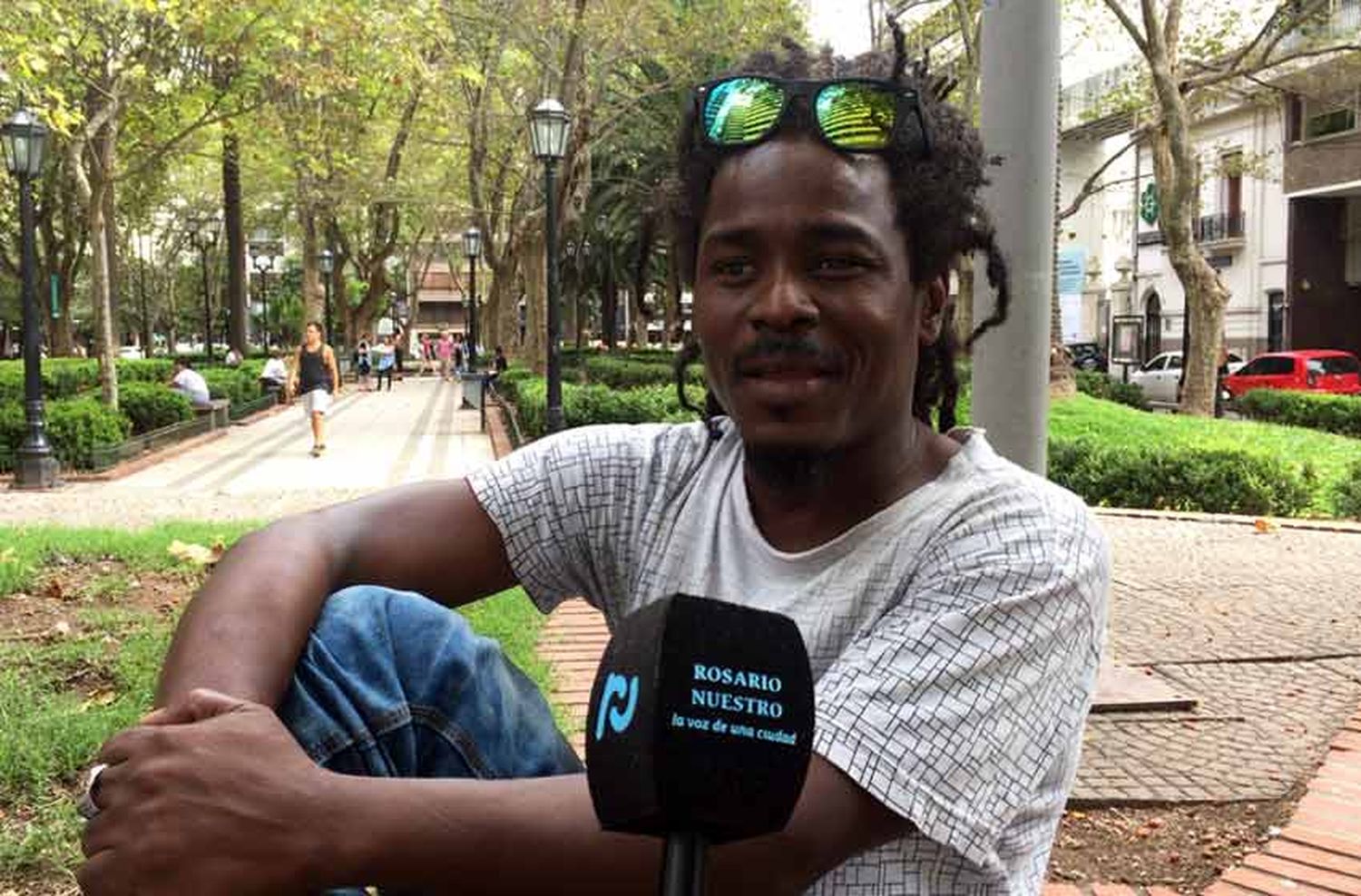Oswin, el artista callejero que despliega su música en Peatonal Córdoba