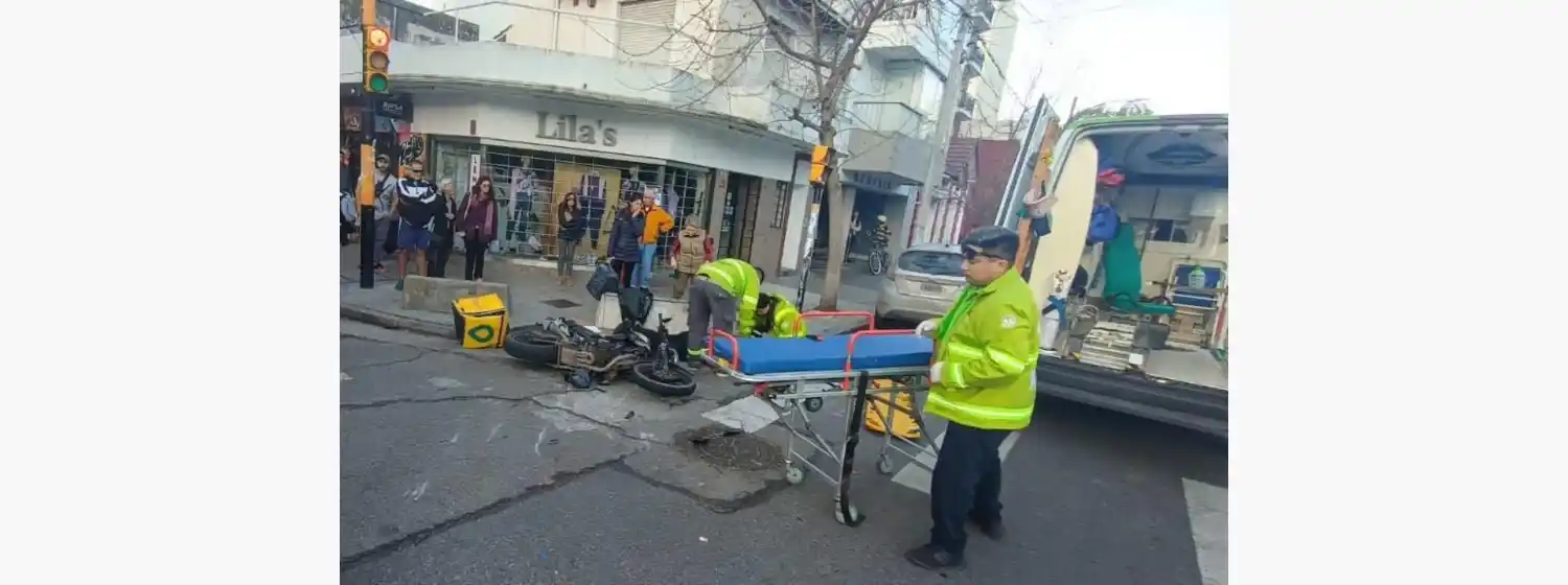 Una mujer chocó a un repartidor y se fugó: lograron capturarla