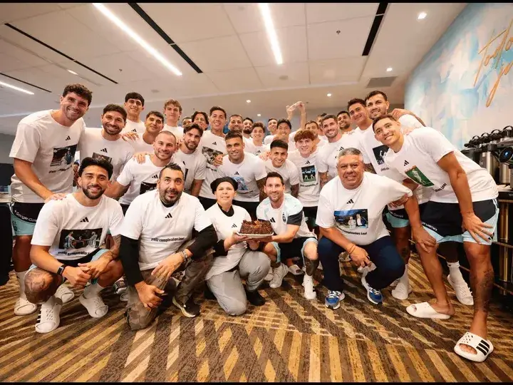 El plantel albiceleste celebrando un nuevo años de vida de su capitán, Lionel Messi: Foto:@argentina