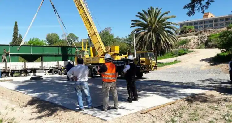 Llegaron los tanques para la depuradora del hotel Azahar spa