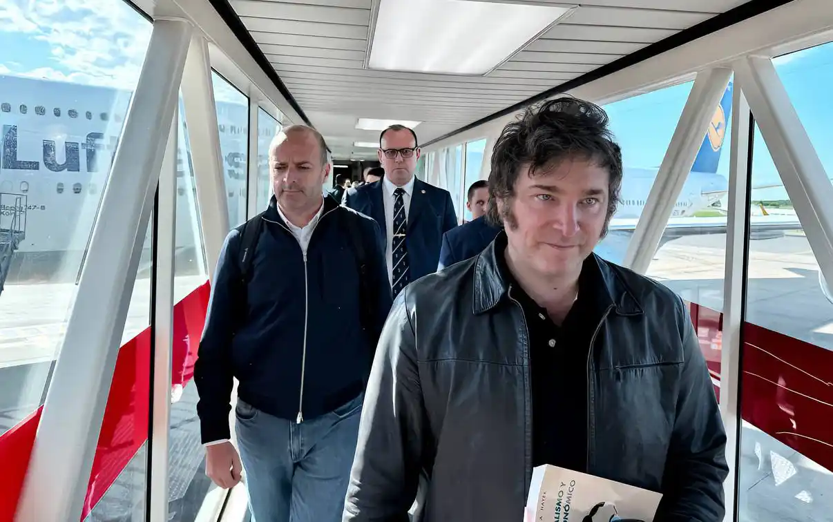 El presidente Javier Milei llegó al país ayer a la mañana.