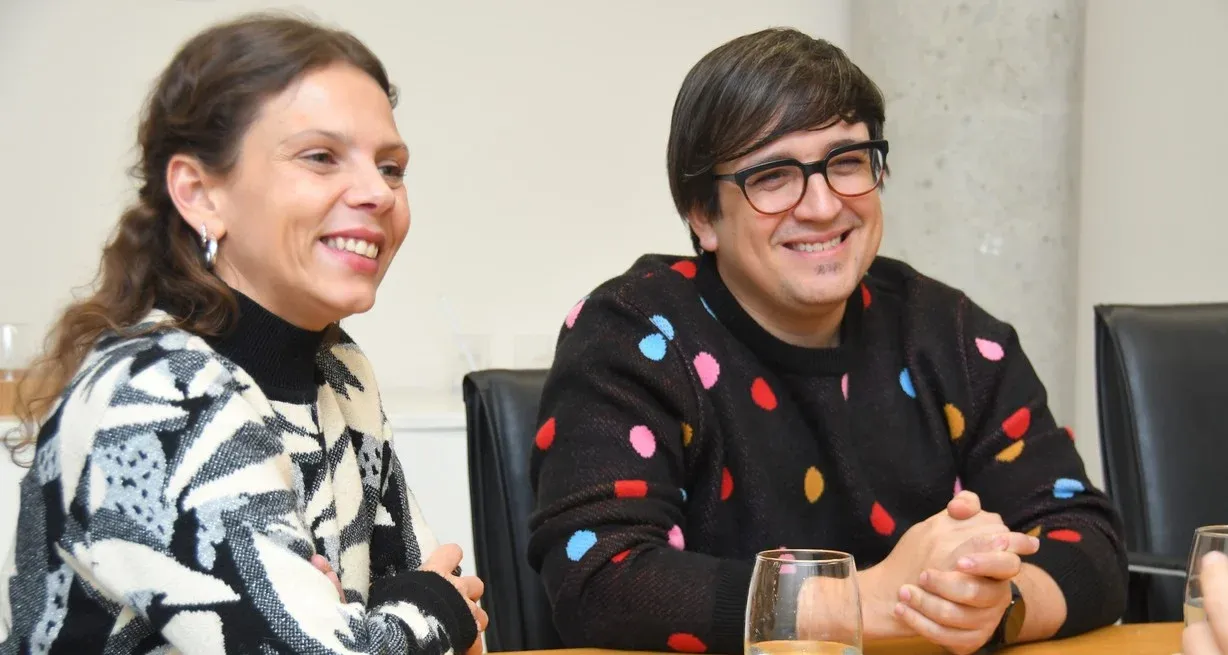 La diputada y convencional electa Gisel Mahmud y el filósofo Tomas Balmaceda destacaron la necesidad de incorporar en la Constitución de Santa Fe los derechos digitales. Foto: Luis Cetraro.
