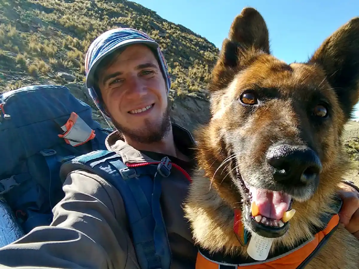 Con una mochila y su perro, hizo cumbre en el Champaquí
