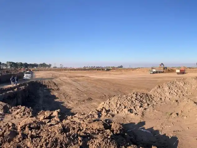 Máquinas trabajando en el movimiento de suelo para la construcción de la quinta laguna de tratamiento de efluentes cloacales. Foto: Gentileza