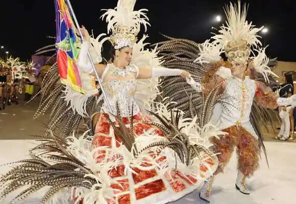 Las cuatro comparsas desfilaron ante un imponente marco de público