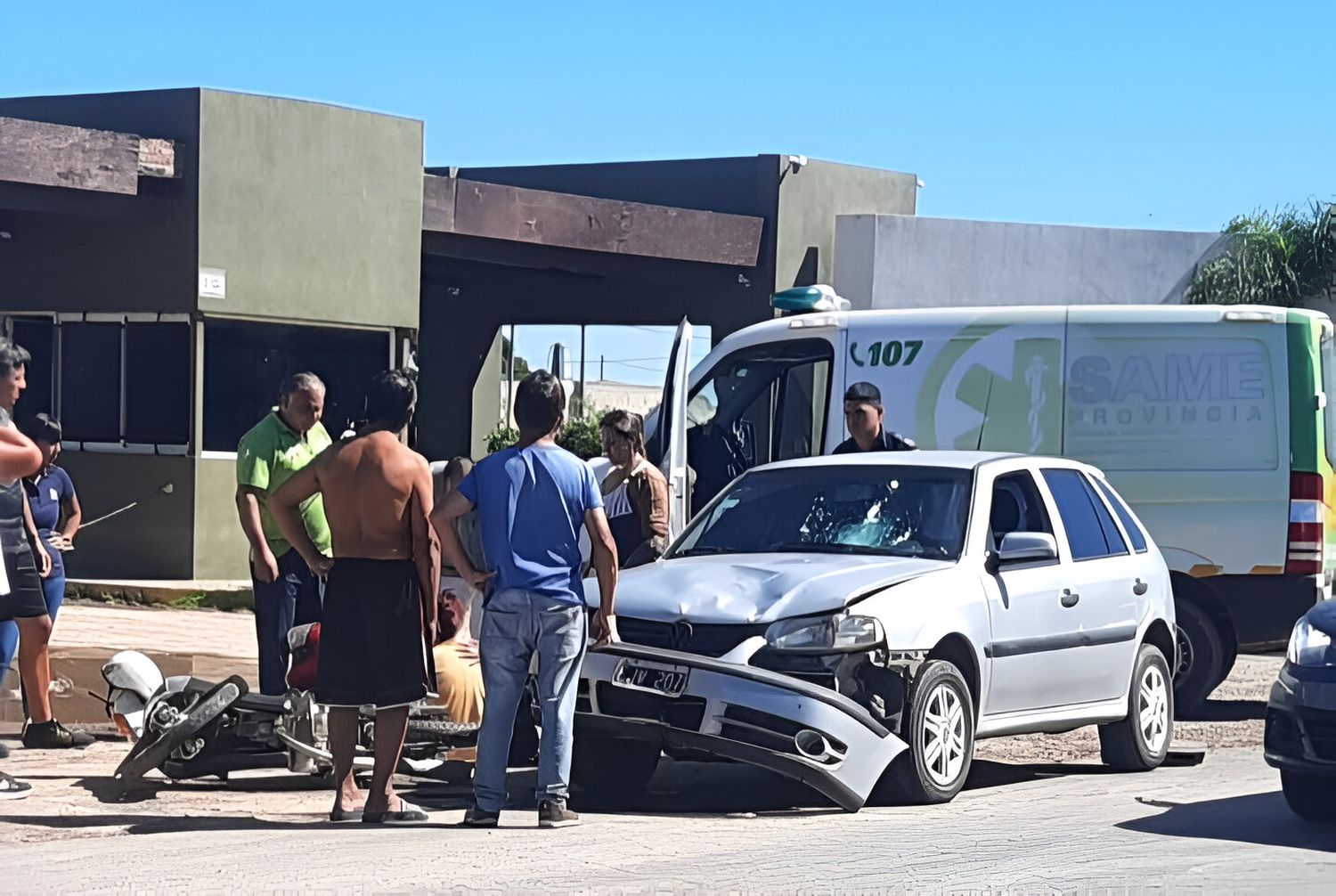 Una ambulancia del Same trasladó a las ocupantes de la moto al Hospital.
