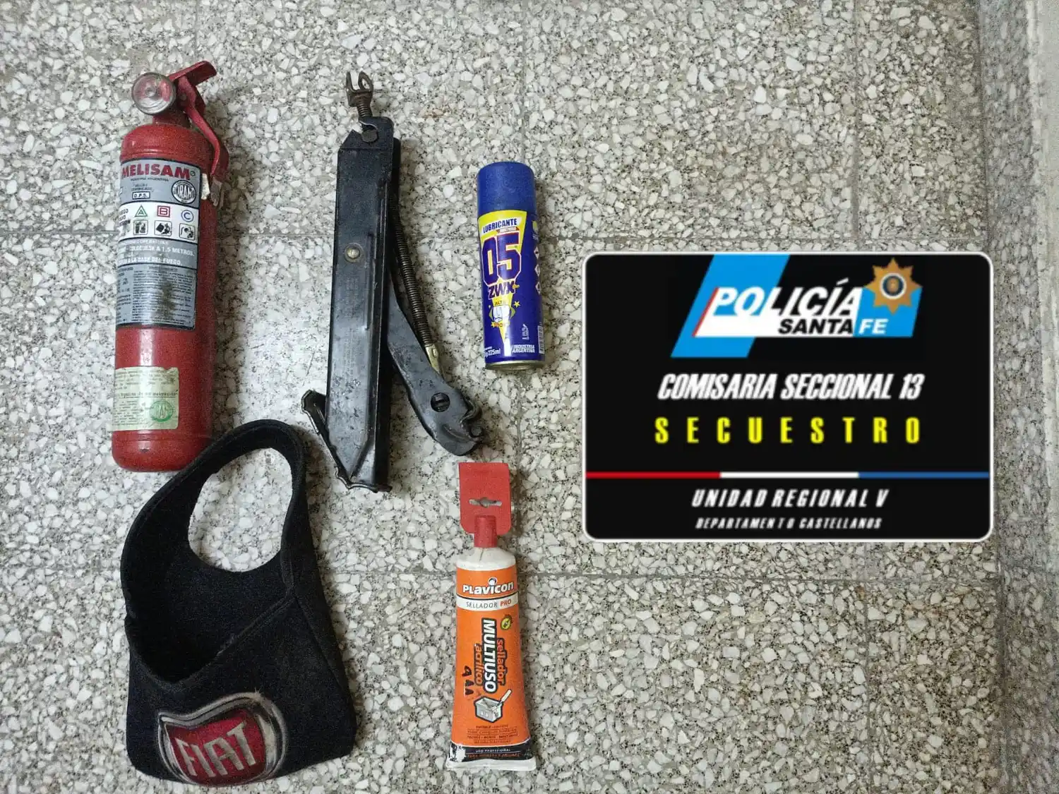 Dejó el auto en la vereda, le robaron y al rato recuperaron los objetos cerca de una escuela