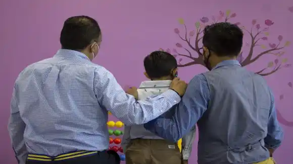 LOS NIÑOS NO SE QUERÍAN SEPARAR: una pareja homoparental logró adoptar a seis hermanos en Argentina