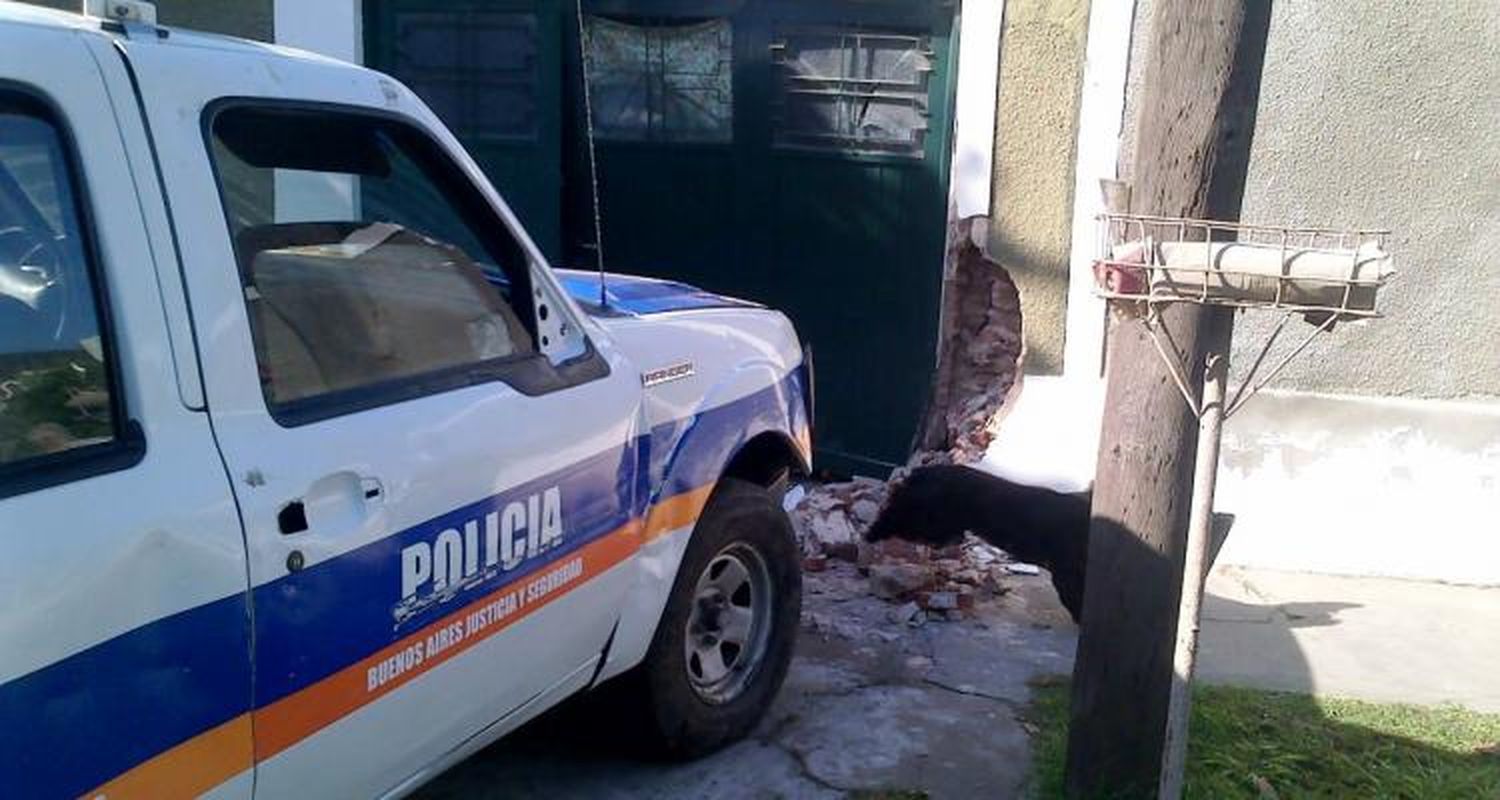 Patrullero impactó contra una vivienda