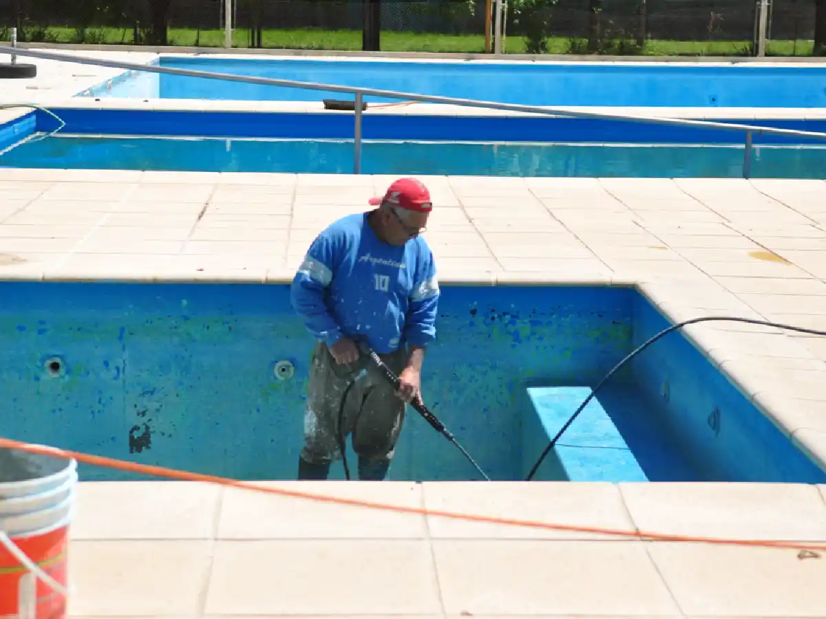 El Polideportivo Municipal se prepara para recibir el verano         