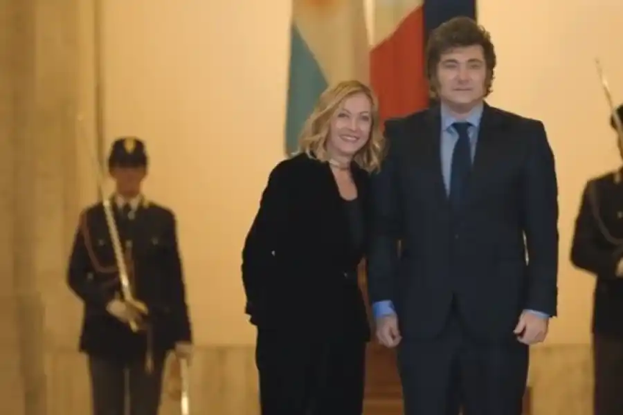 Meloni le entregó a Milei la ciudadanía italiana