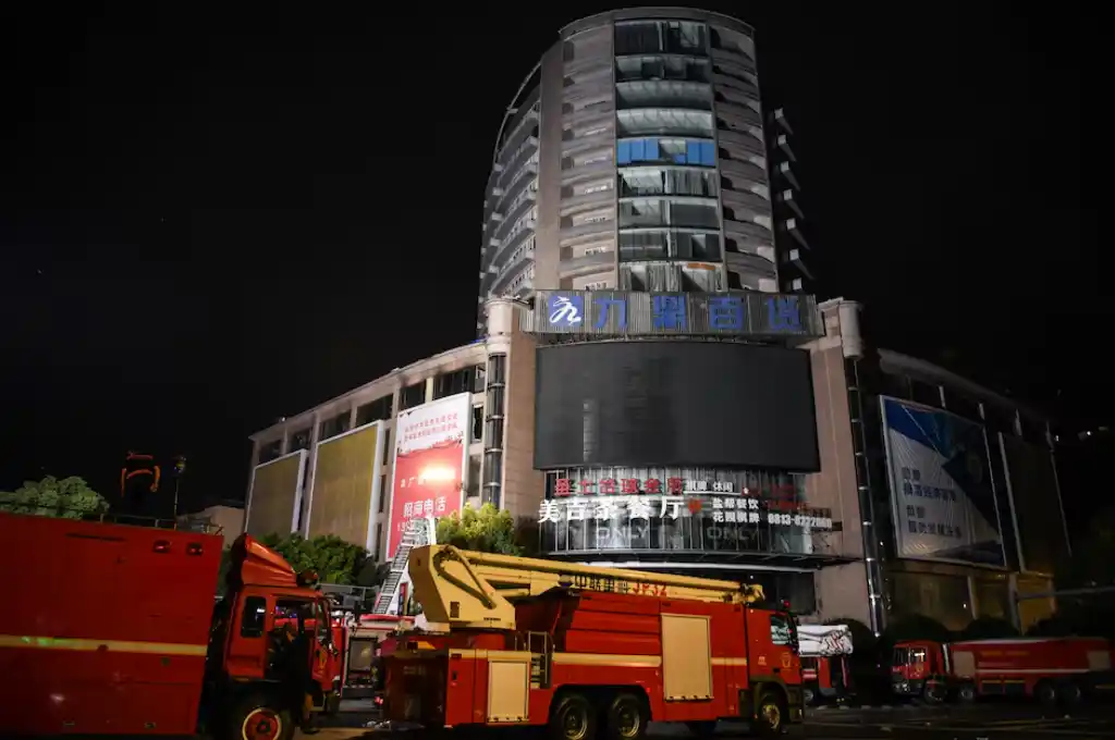 Camiones de bomberos cerca de una tienda en in Zigong, en la provincia Sichuan del sudoeste de China, el 18 de julio del 2024. Foto entregada por la agencia de noticias Xinhua. (Wang Xi/Xinhua via AP)