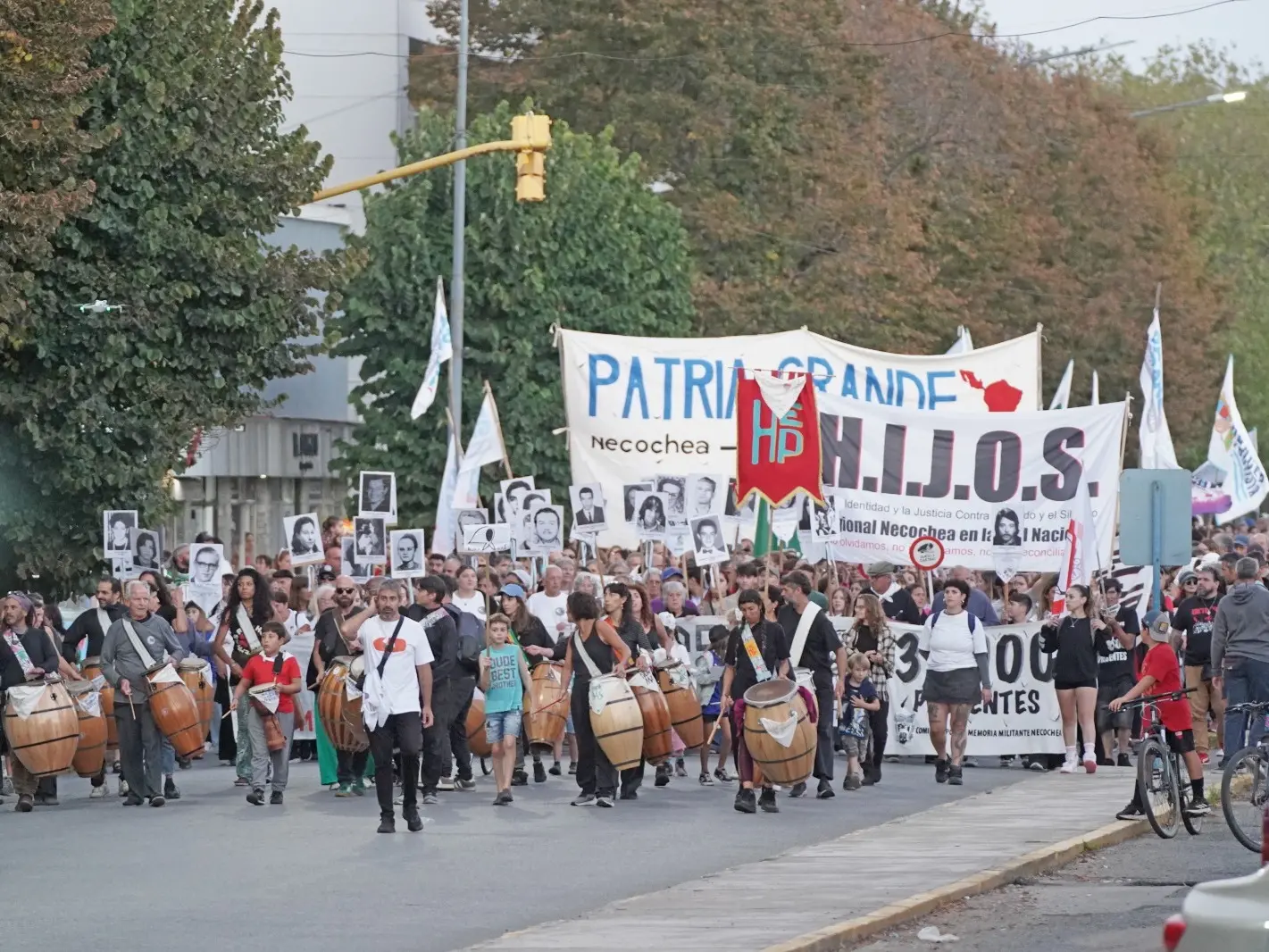 Una multitud marchó con carteles, banderas y fotos de desaparecidos de Necochea
