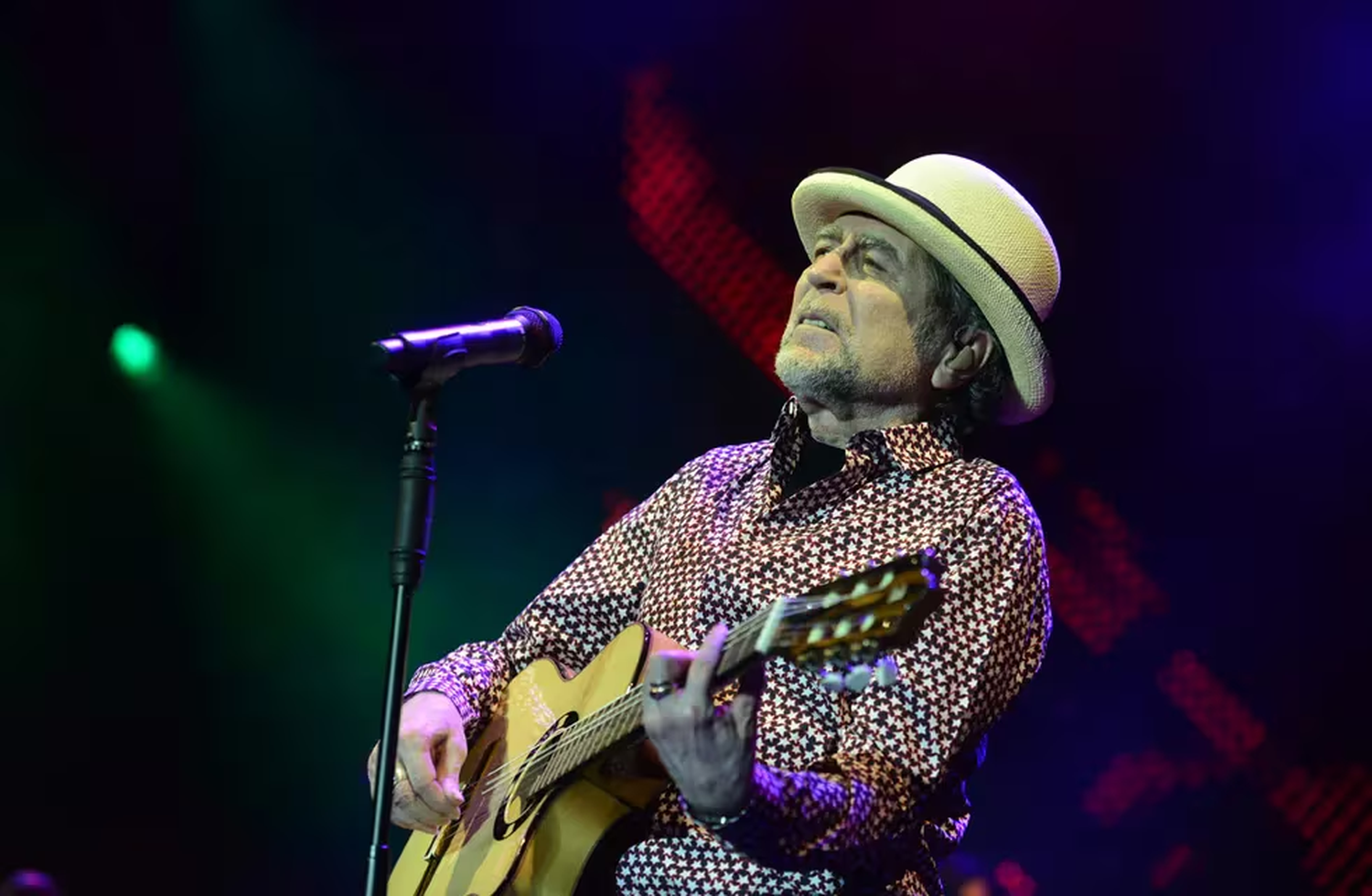 Joaquín Sabina, durante su último show en el Estadio Mario Albeerto Kempes