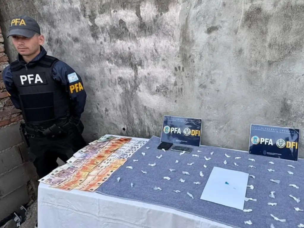 En el operativo se incautó estupefacientes y dinero.