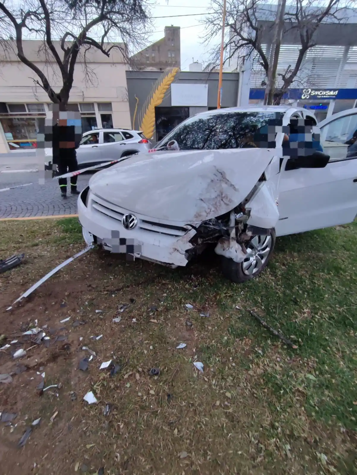 El vehículo chocó contra un árbol en el cantero de Bv. 9 de Julio