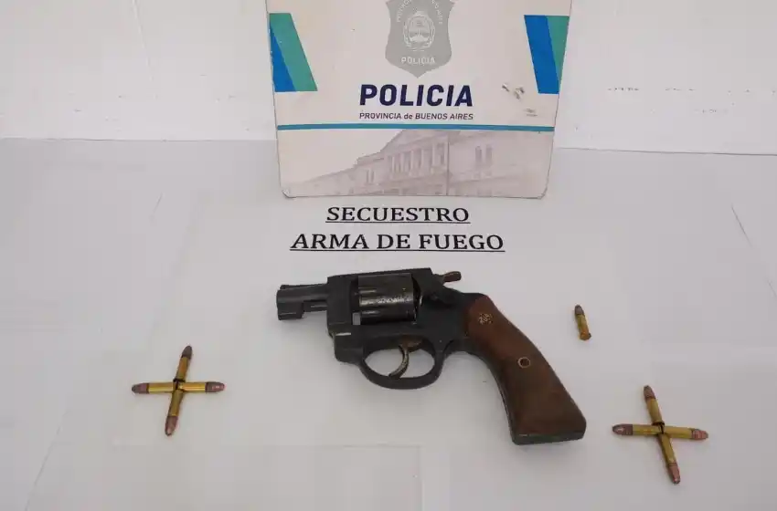 Amenazó armado a sus vecinos pero salió corriendo cuando vino la policía