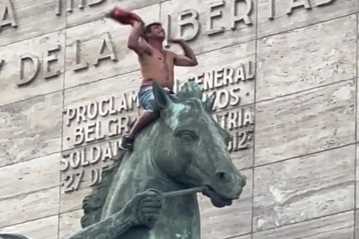 Insólito: se subió al caballo del Monumento a festejar y lo bajaron con una escalera