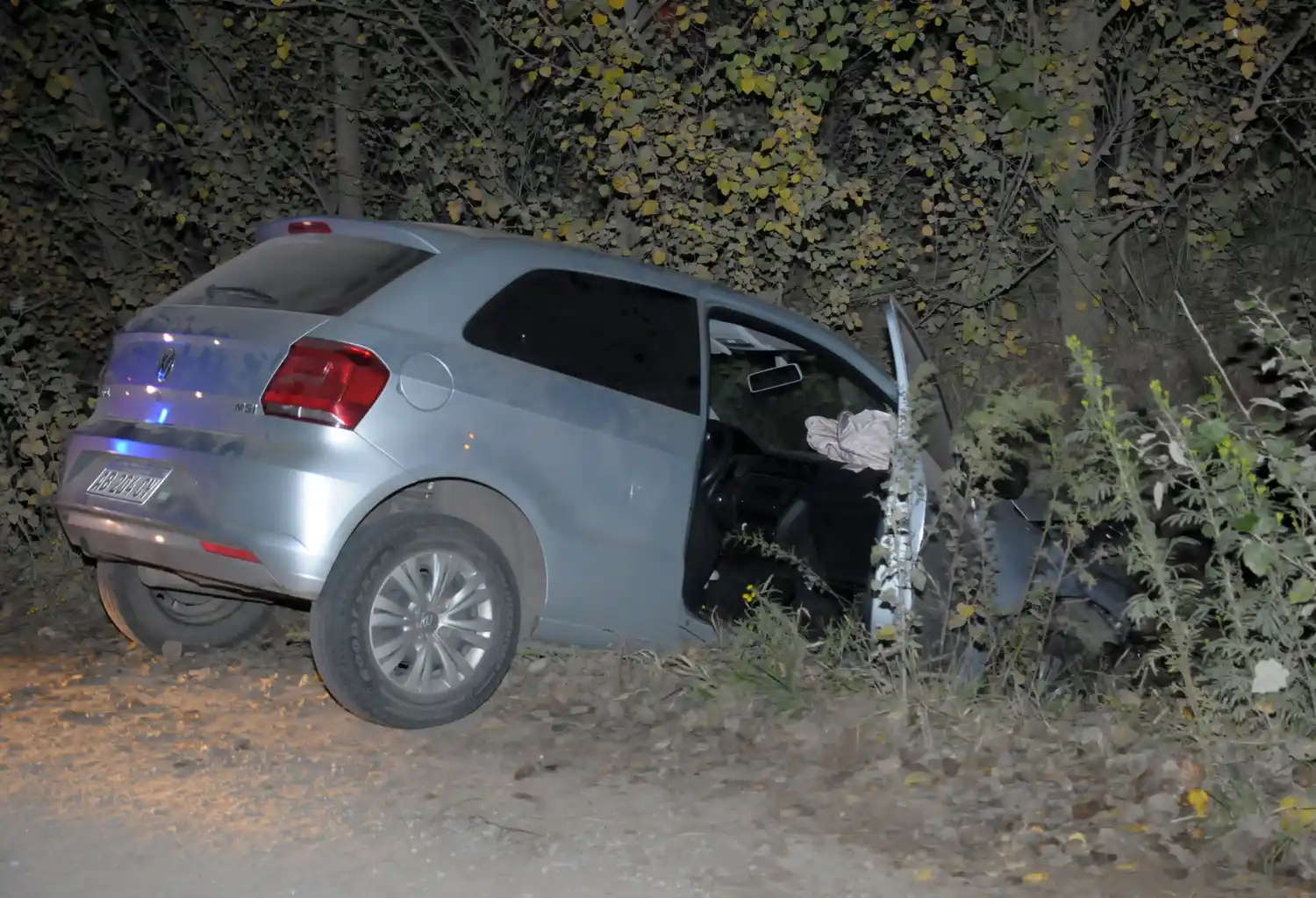 Un auto despistó, cayendo de trompa en una zanja y dos personas fueron trasladas al Hospital