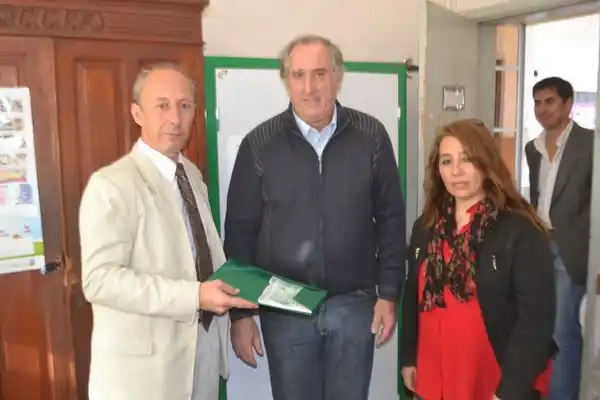 Entregan 500 mil pesos a la Escuela Nº 35 “República de Chile”  