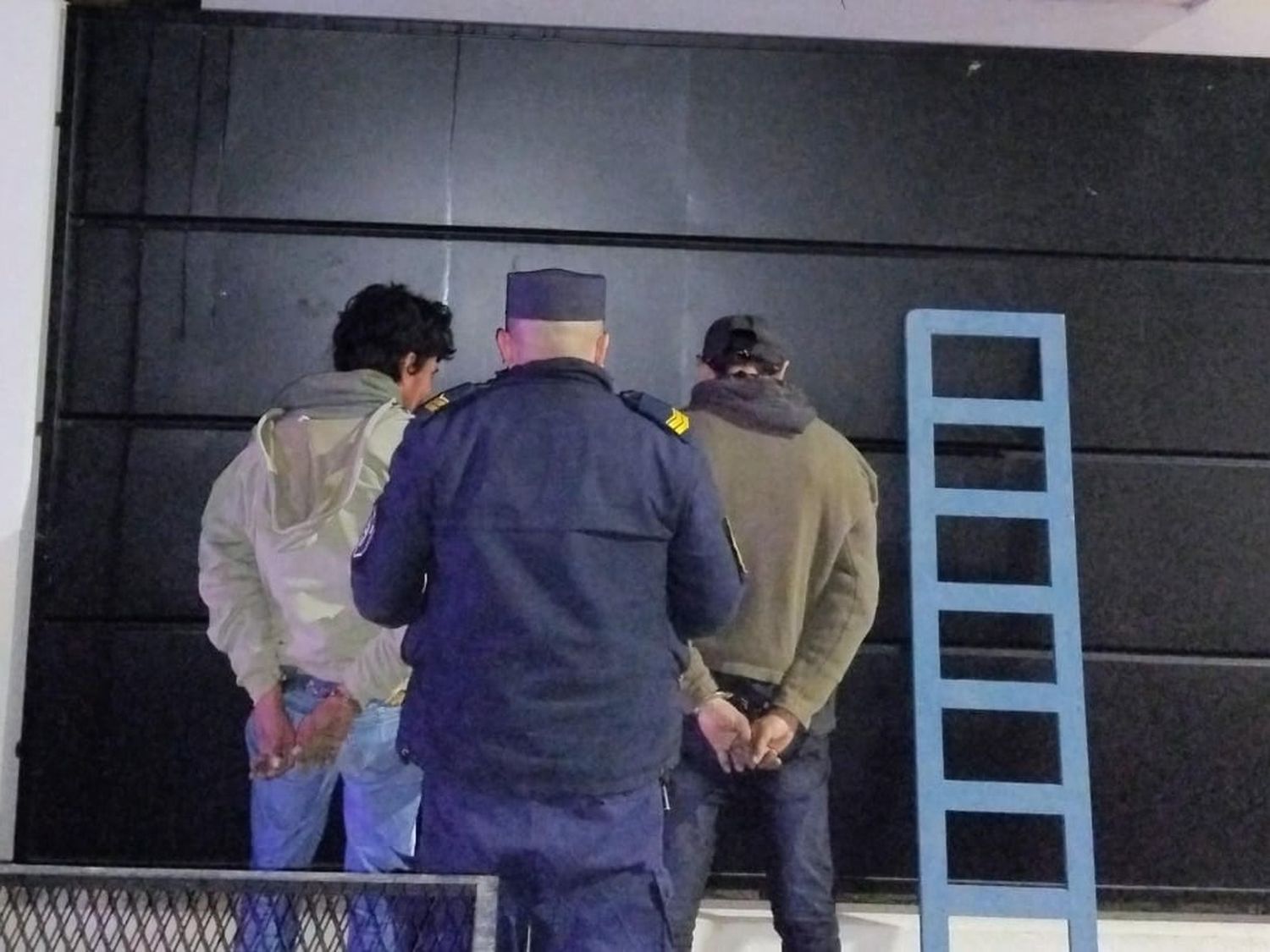 Dos hombres fueron detenidos tras intentar ingresar a una casa con una escalera