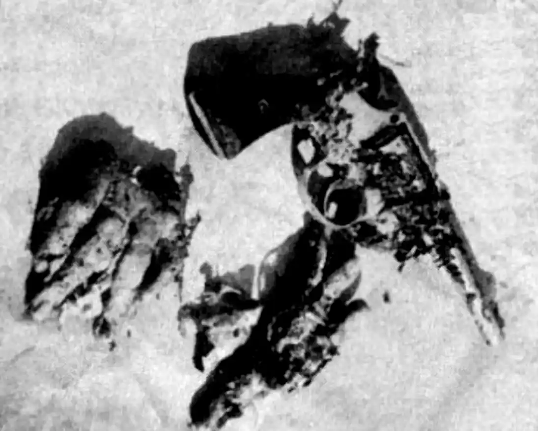 Así aparecieron las manos de la victima y el revólver que le dio muerte, sobre la mesa de luz del titular de la Comisaría de Balcarce.