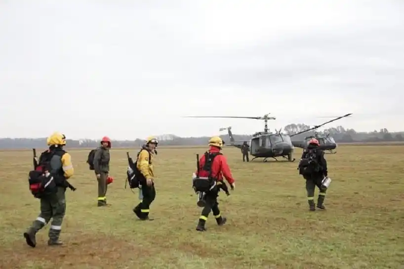 Piden no acercarse mientras se combaten los incendios en islas del Delta