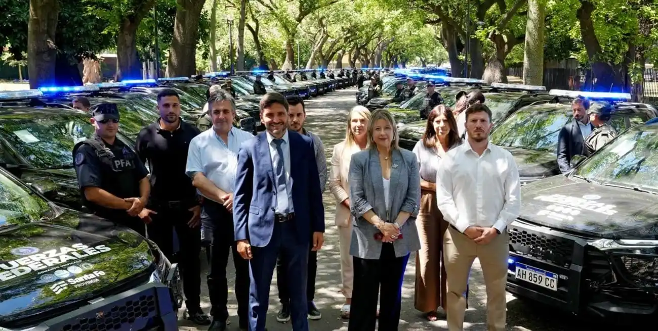 Alejandra Monteoliva entregó 100 nuevas camionetas y remarcó que "Rosario volvió a ser la que era"