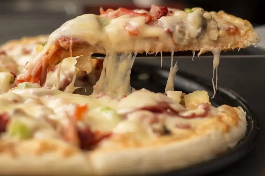 Intoxicación masiva en Francia: 2 niños muertos y 75 graves por comer pizza