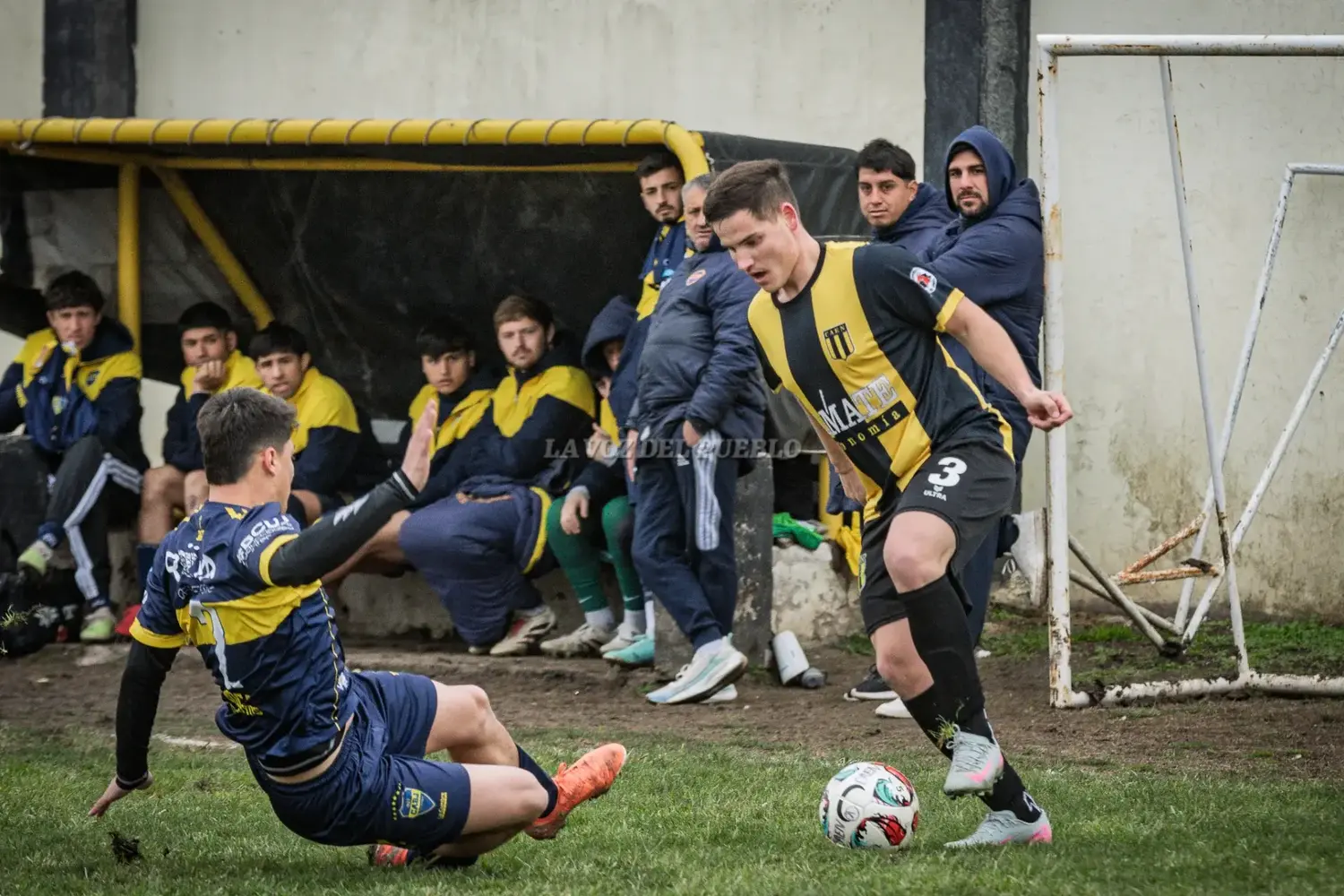 Macías de Boca busca la pelota que tiene el dominio de Martínez de El Nacional (Foto: Ale Zygal)