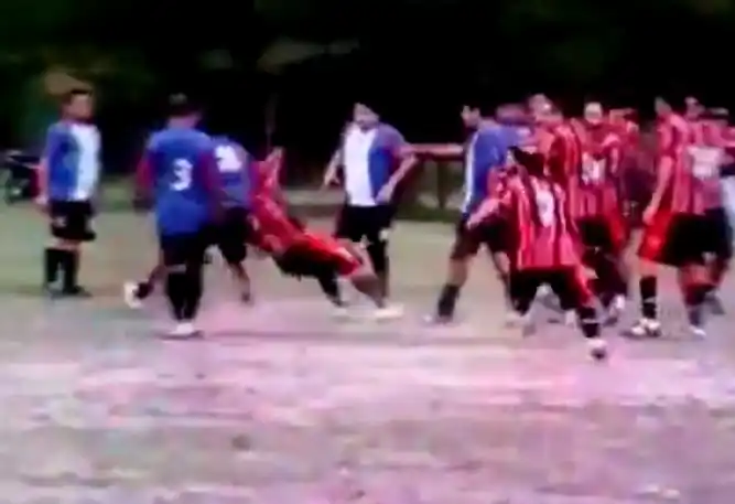 VIDEO: Batalla campal entre jugadores del fútbol amateur 