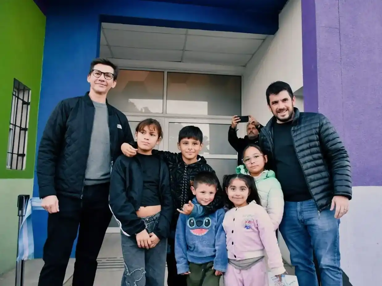 Di Lena y Chiarella junto a niños que participaron de la muestra.