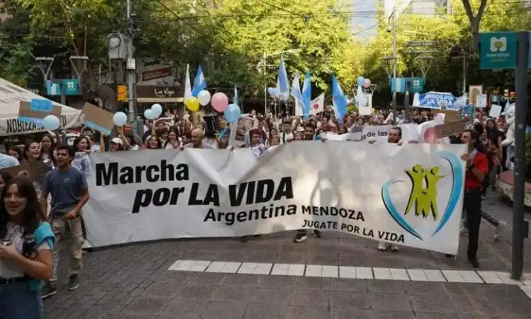 Manifestantes en Mendoza durante la décima Marcha por la Vida, reafirmando su compromiso con la defensa del niño por nacer.