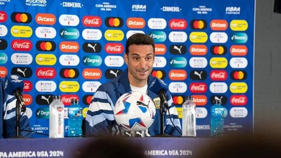 Scaloni aseguró que "repetir el equipo es una opción" y respaldó a Bielsa