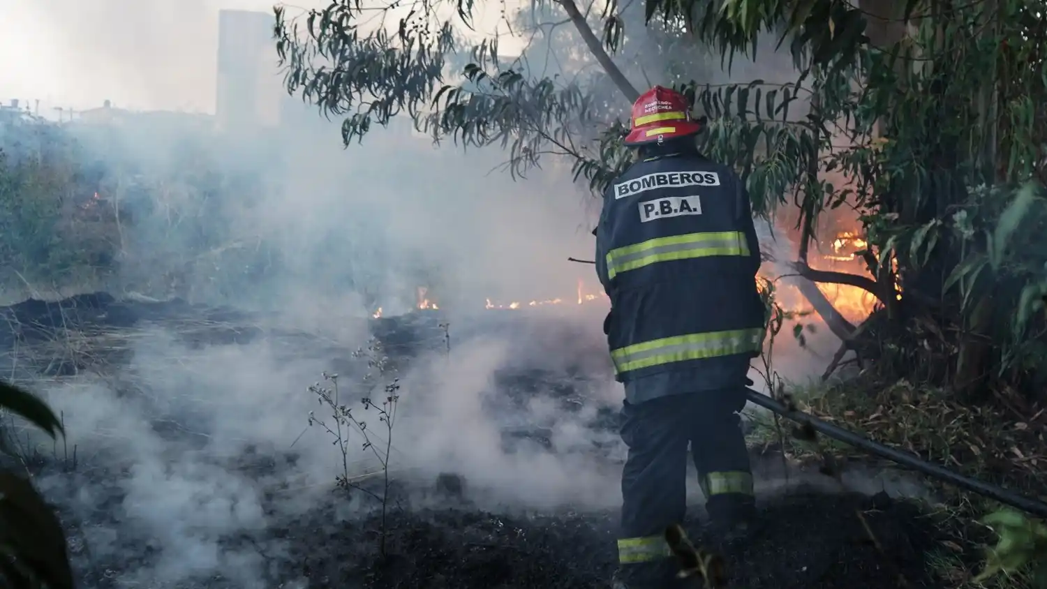 Otra vez. Los bomberos tuvieron que desdoblarse para enfrentar las llamas en distintos escenarios