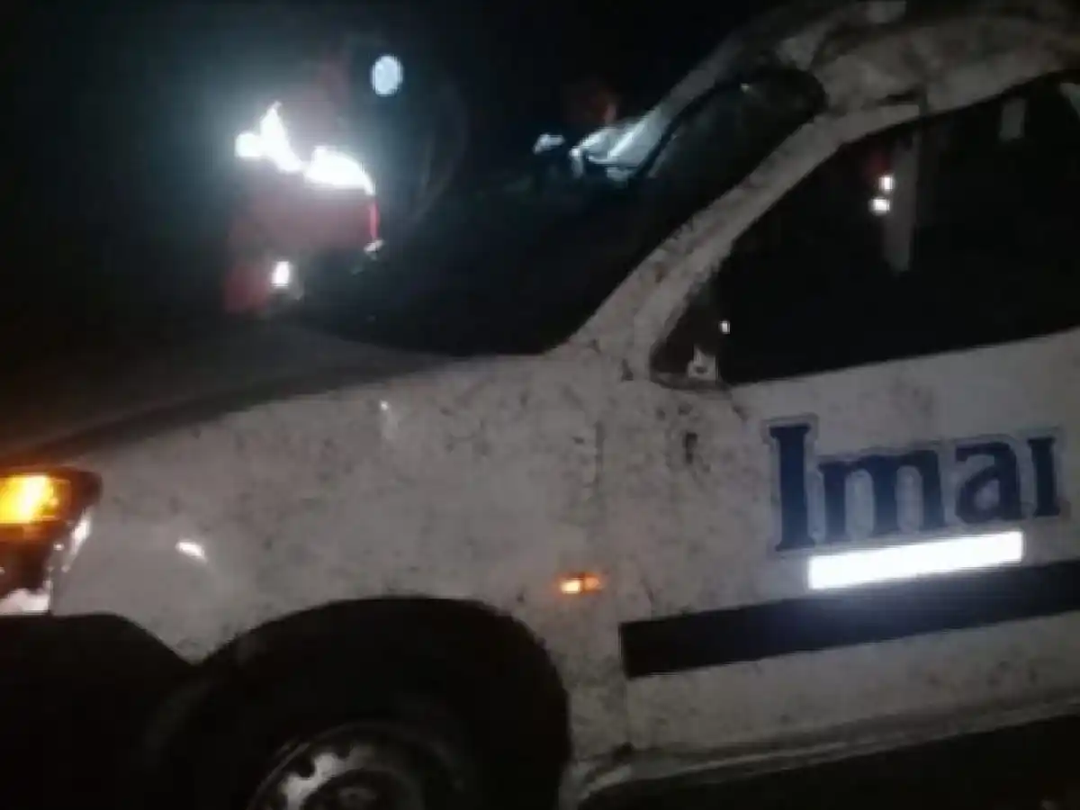 Otro accidente en la 158: un utilitario dio varios tumbos por esquivar un pozo