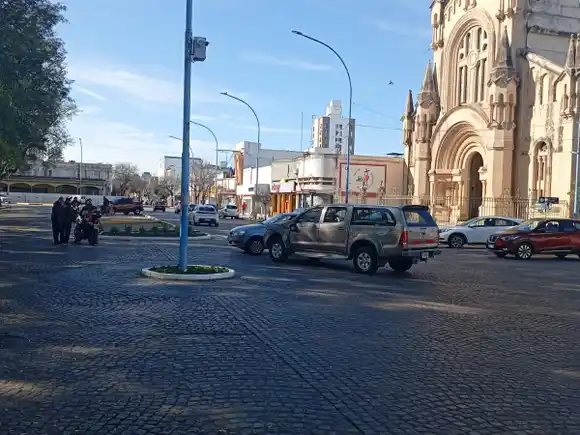 Siniestro vial en pleno centro: una motocicleta no advirtió el giro de una camioneta e impactó contra ella