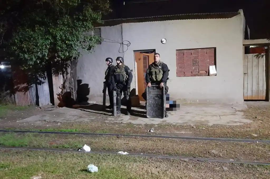 Ataque brutal en Santa Fe: dos mujeres fueron acuchilladas por un hombre que luego se clavó una aguja en el cuello