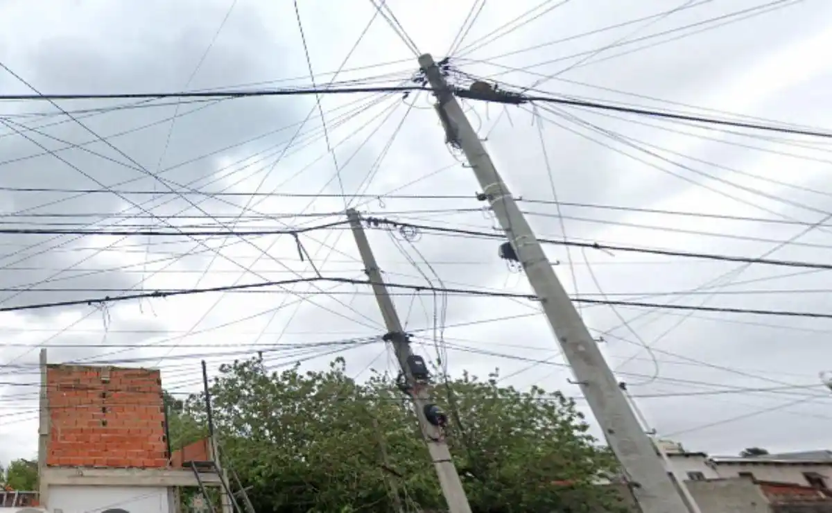 Rosario: un joven murió electrocutado al pisar agua con un cable suelto durante la tormenta