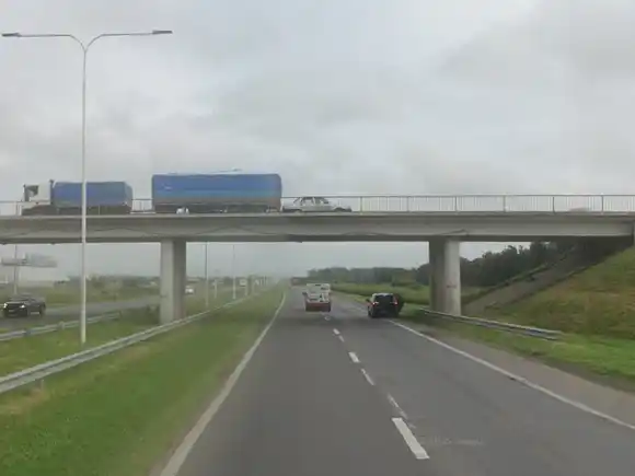Un camión volcó en la autopista Rosario–Santa Fe y generó un corte total a la altura de San Lorenzo