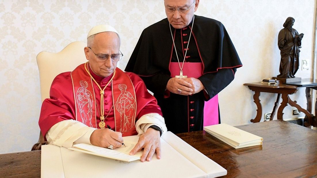 El papa León XIV firma la exhortación apostólica con el título 'Dilexi te'