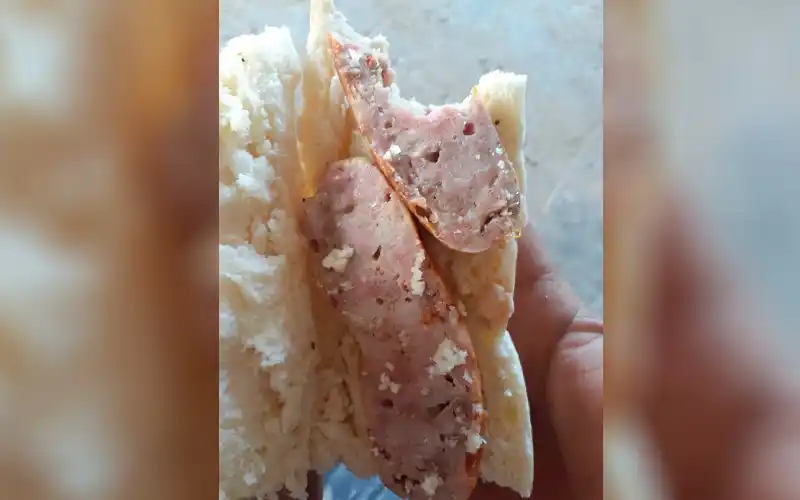 Reclamo: “A nosotros, chorizo hervido, y a los de la plaza, asado”