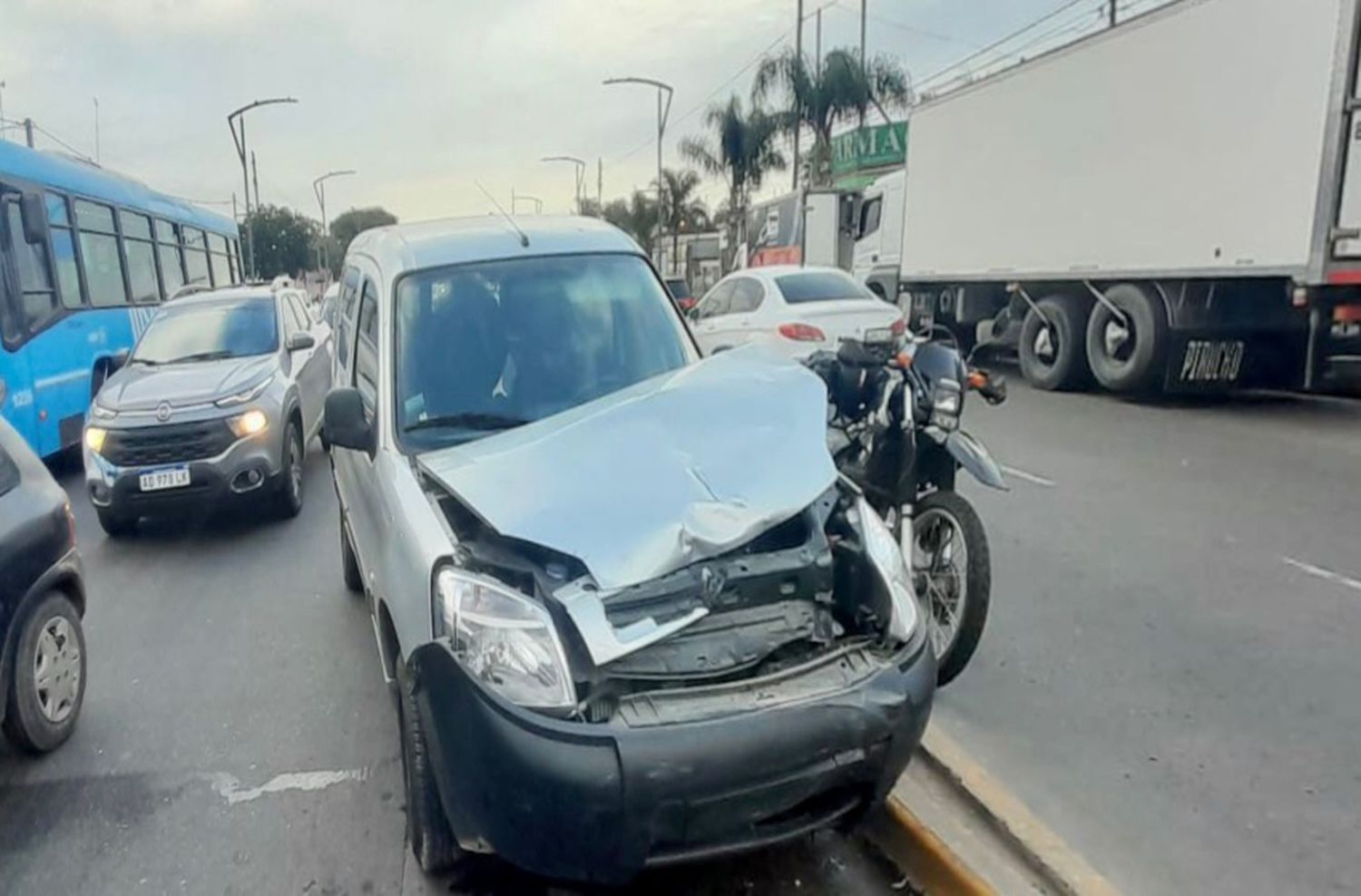 Delincuentes huían de la policía a toda velocidad y destrozaron una camioneta: «Era mi fuente de trabajo y la destruyeron»