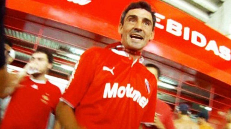 Impunidad: Bebote Álvarez "entregó" el mando de la barra de Independiente entre dólares y tiros
