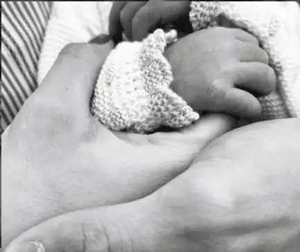 Con esta foto en Instagram, Stefanía Fernández anunció la llegada de su hijo. 