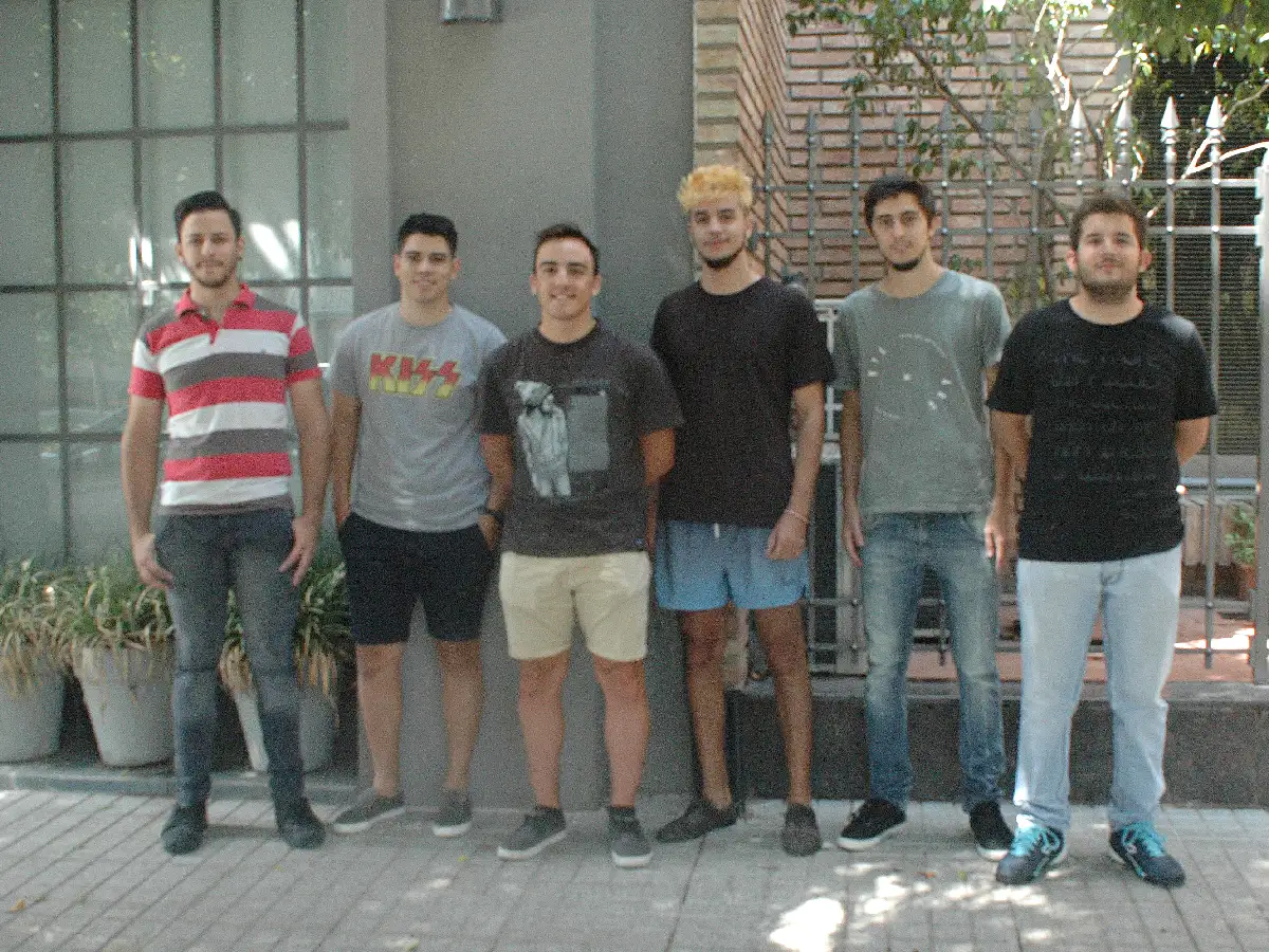 Ayuda 3D: grupo de jóvenes imprime portasueros para el Hospital