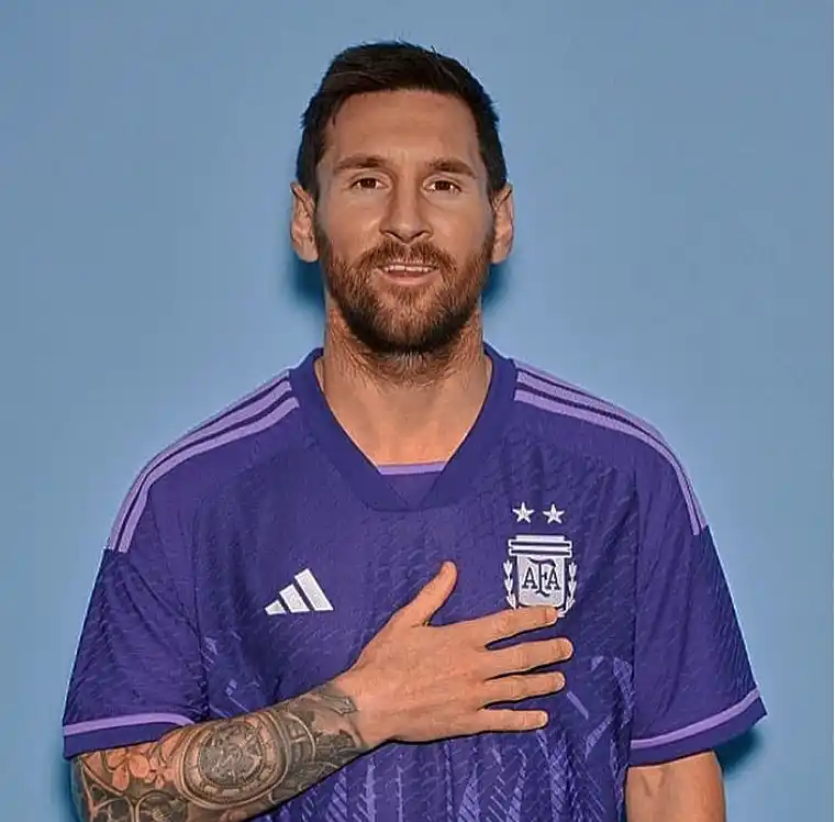 Messi presentó la nueva camiseta alternativa de Argentina