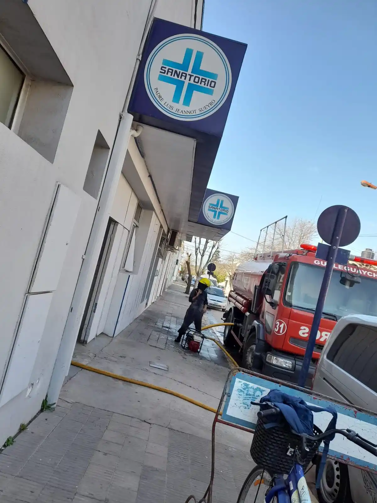 ¿Cómo atraviesan el corte de agua el Hospital y las clínicas?