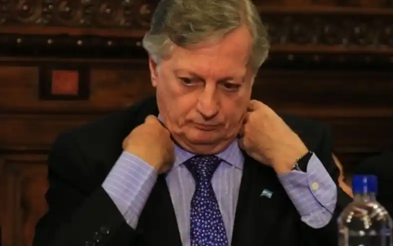 Denuncian a Aranguren por compra de gasoil a empresas off shore de las "fue directivo"