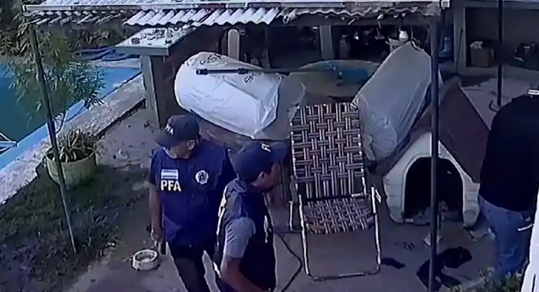 Los delincuentes dentro del domicilio en Villa Zapiola (FOTO: Infobae).